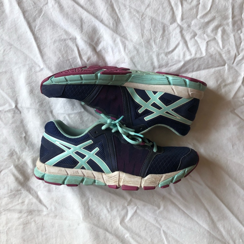 Women’s ASICS Speva. Size 7 in a navy, aqua & magenta.